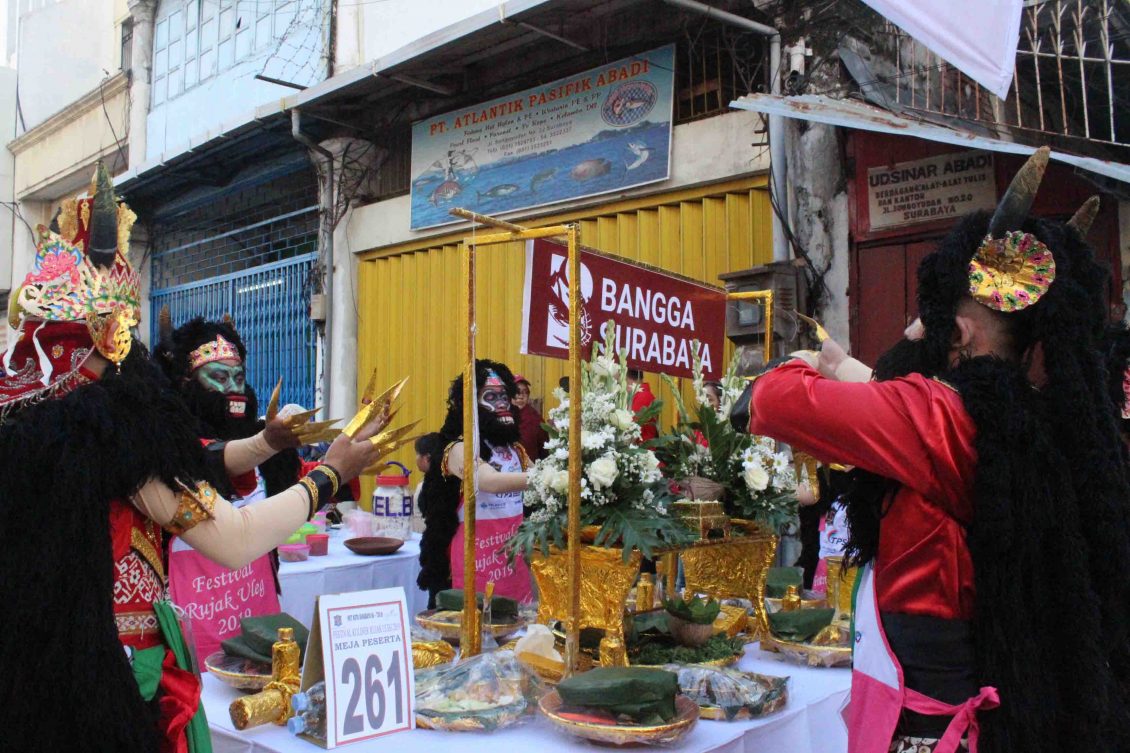 Kemeriahan Festival Rujak Uleg Surabaya Di Kawasan Pecinan Kembang