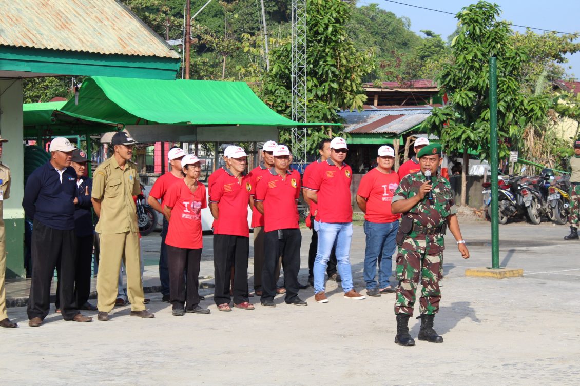 Pengibaran 1 500 Bendera Merah  Putih  Kecamatan Pemangkat 