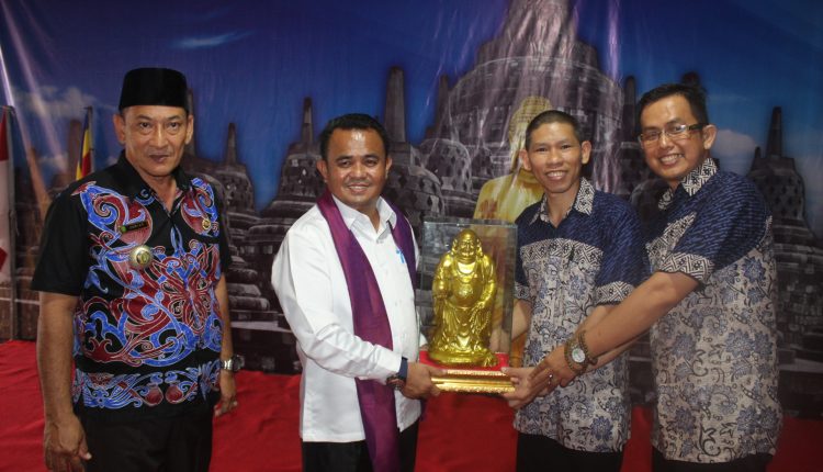 Bupati Bengkayang Puji Kebersamaan dan Kekeluargaan Umat Buddha Sei Pangkalan.Foto 1