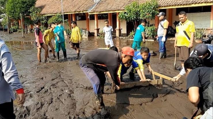 Banjir Bandang Landa Kawasan Gunung Ijen Bondowoso - Harian Inhua Online